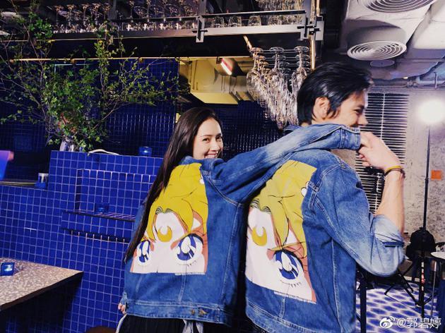 甜蜜暴击!郭碧婷向佐穿情侣装过七夕满眼都是