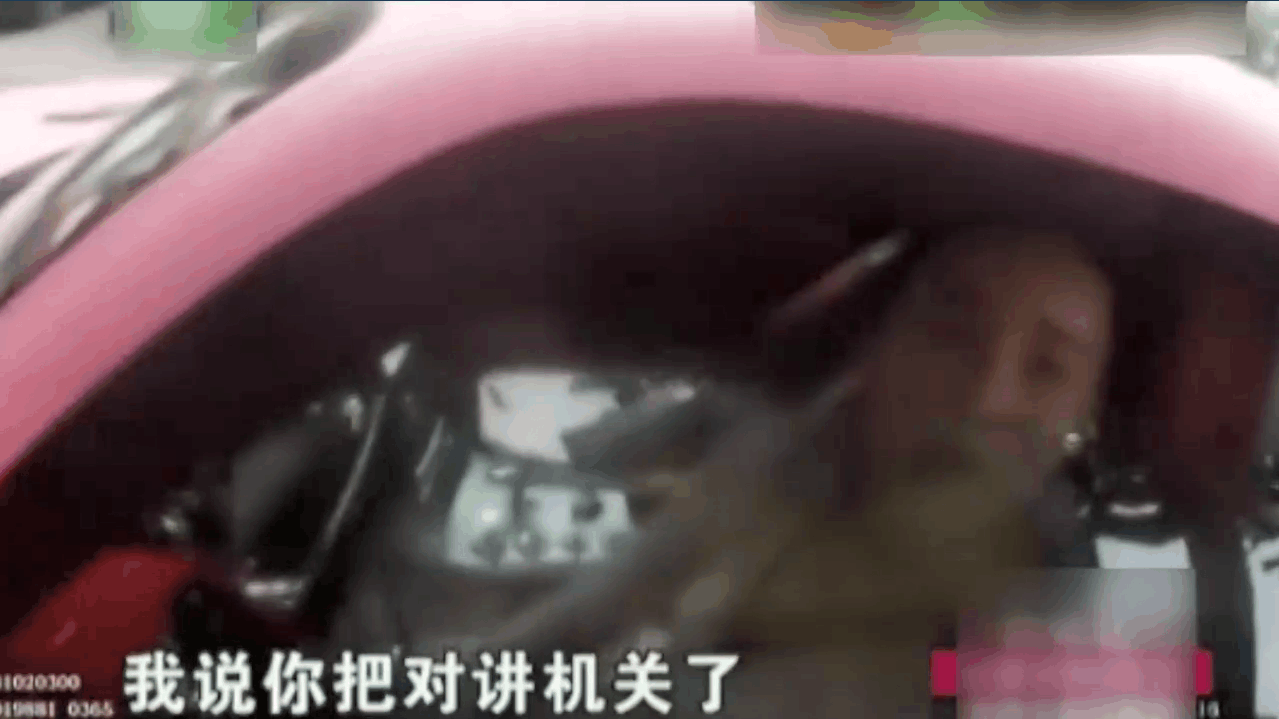 实拍: 撒娇女司机违章被查, 美女下车后让交警都无言以对了