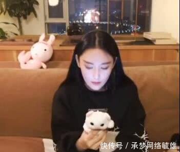 张馨予独自一人飞离广州,高价衣着曝光让网友