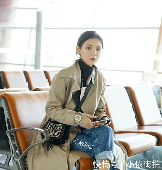 张予曦穿风衣配牛仔裤,脚上穿双马丁靴,这才是