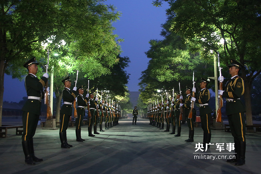【央广军事】走进天安门国旗护卫队 探访升旗降旗的那些事儿
