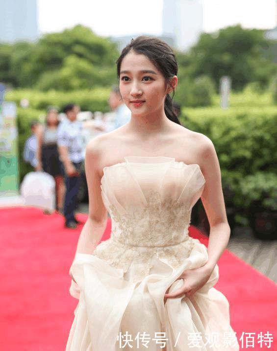 鞠婧祎与关晓彤同框, 相差3岁差距大, 网友: 淑