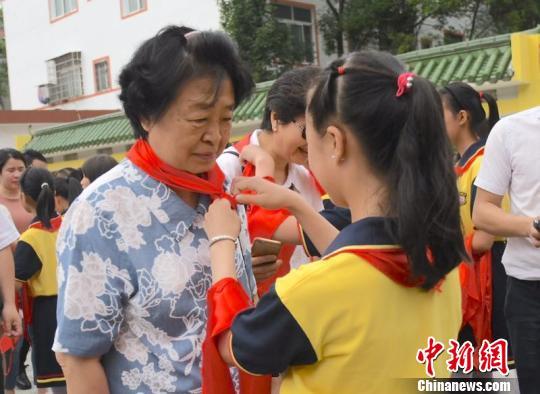 将帅后代出席小学揭牌 临川八一希望小学举行揭牌仪式