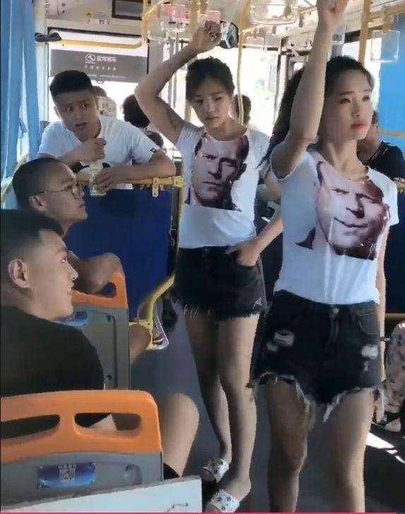 公交车上俩美女撞衫, 乘客笑了, 谁小谁尴尬, 结果让人看傻眼了!