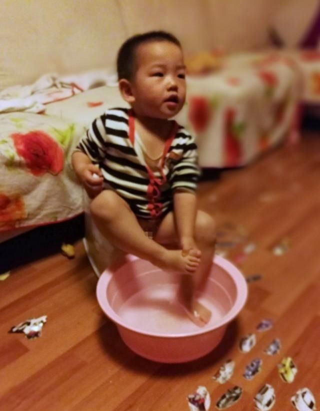 看这熊孩子,两岁自己洗脚了