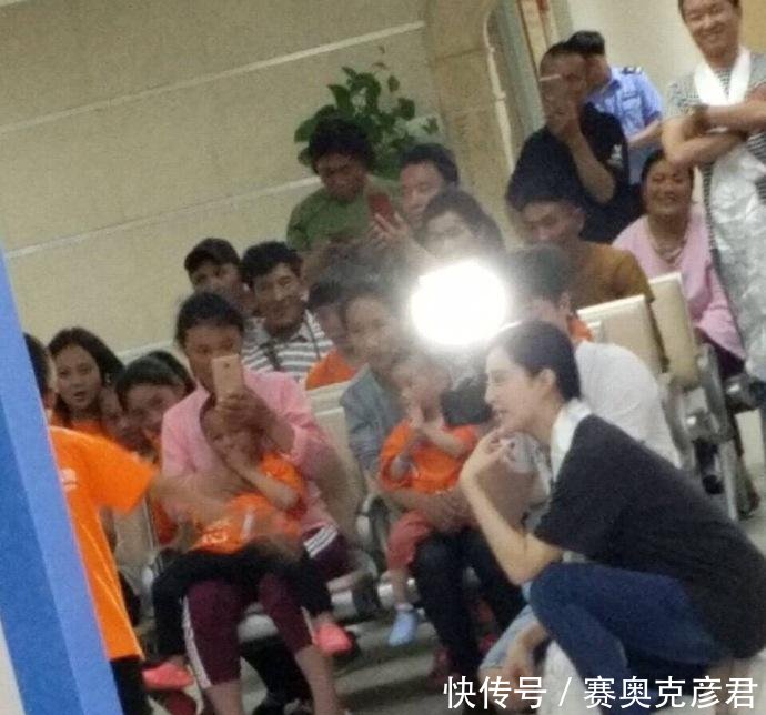 范冰冰风波后首现身, 探望医院生病儿童, 却遭网