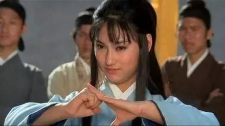 她曾自费拍摄全裸写真，8次获影后殊荣却抑郁自杀，年近60仍然未婚