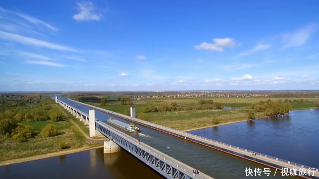 河流之上,是另一条河流,整座桥梁专门为船舶修建