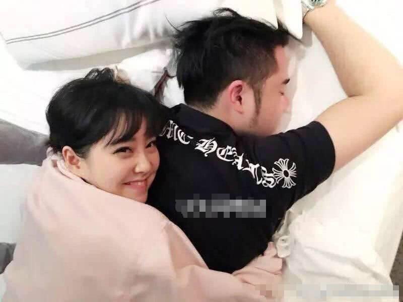 冯提莫离婚风波后再曝黑料，与黑衣男子的酒店床照流出