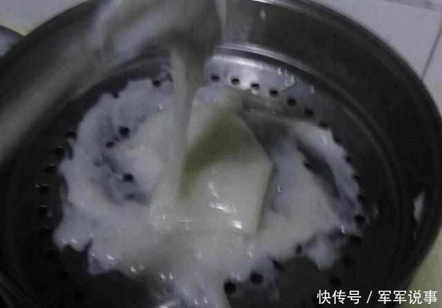 老妈把面粉倒进滚水里煮，一家人都很惊讶，10分钟出锅后，老公一