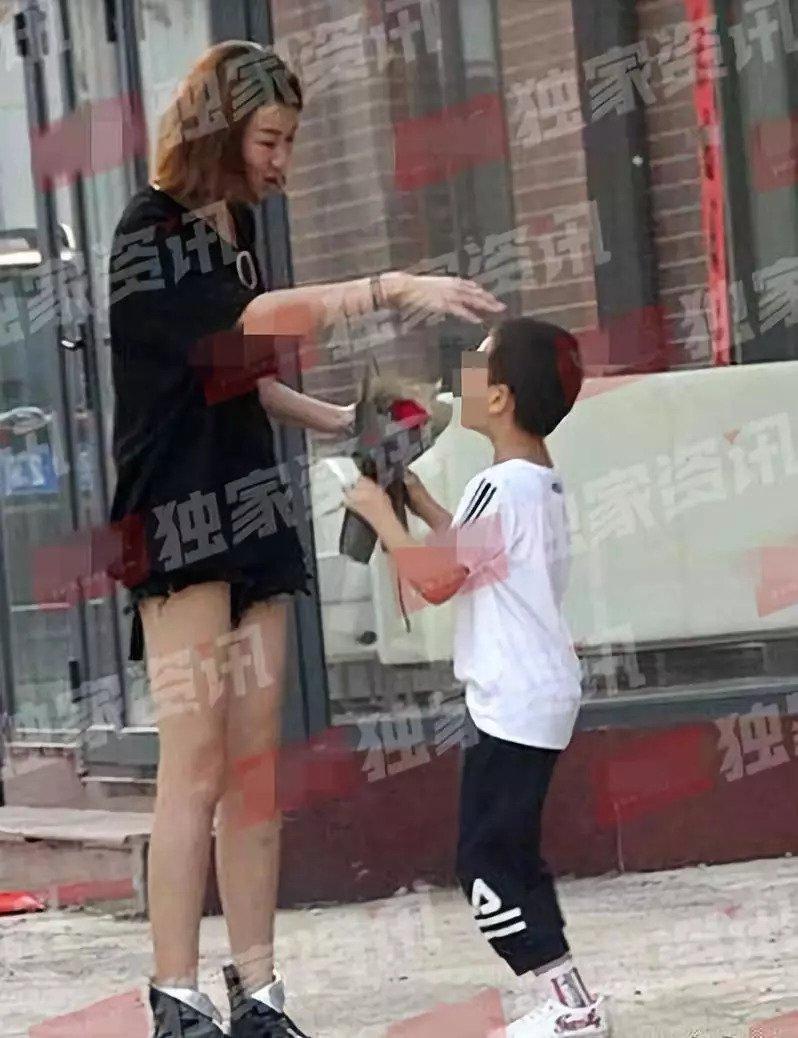 正脸照出炉！七夕刚过去没多久，王宝强就恋爱了？