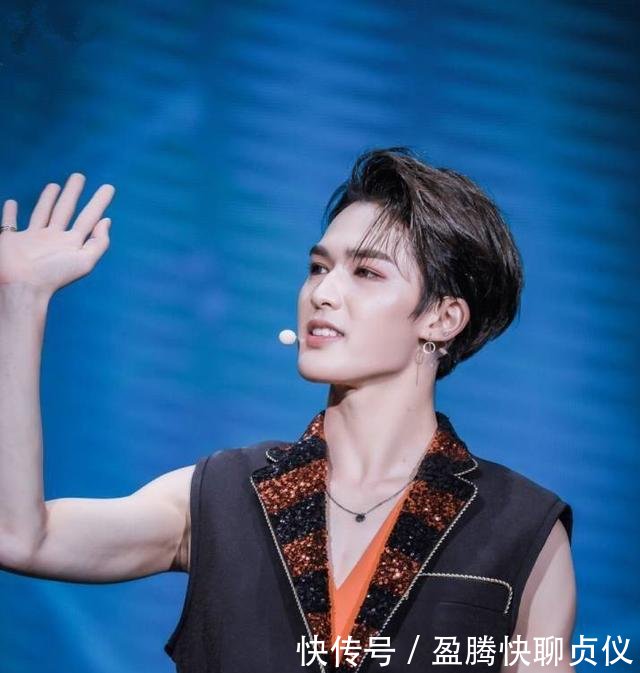 乐华七子成都见面会,朱正廷暴瘦的美颜,红了眼