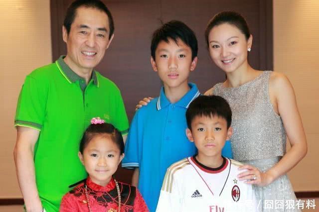 张艺谋小31岁妻子带子探班丈夫,12岁儿子快有