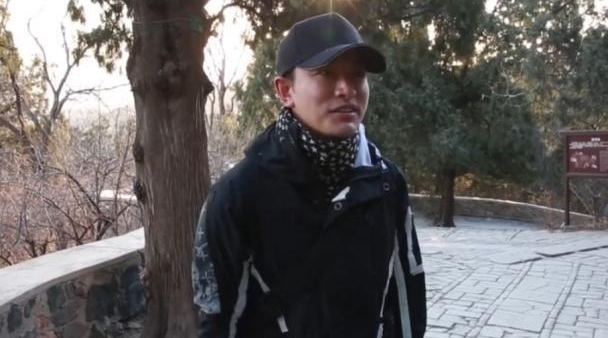 亮6点爬香山录视频,无意中曝出他的手机壁纸,