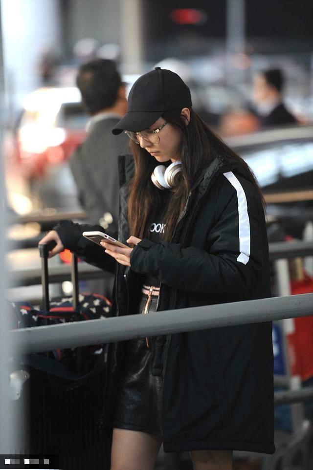 马景涛前妻吴佳妮现身机场一脸憔悴,腿上的淤