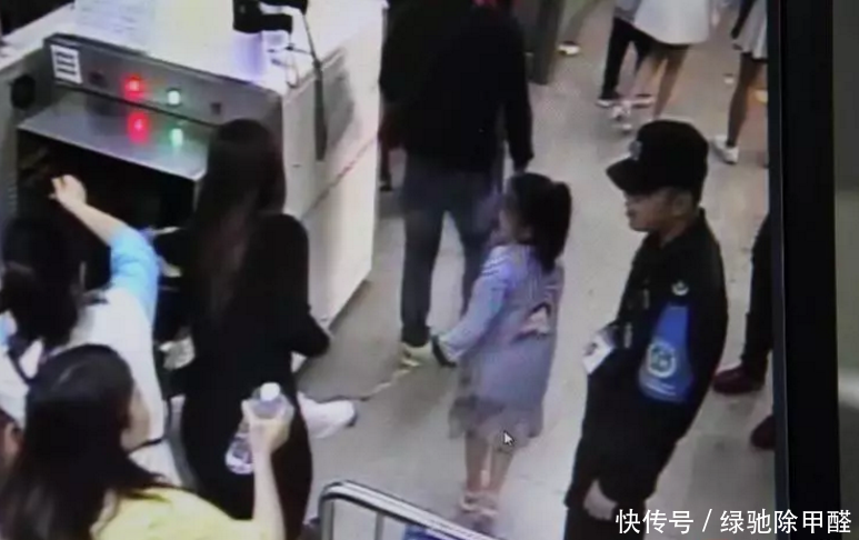 儿童安全绳不安全,深圳地铁惊心一刻,两小孩绑