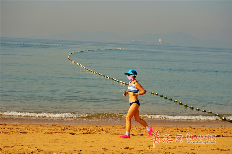 青岛海边开启初夏\＂浪漫季\＂