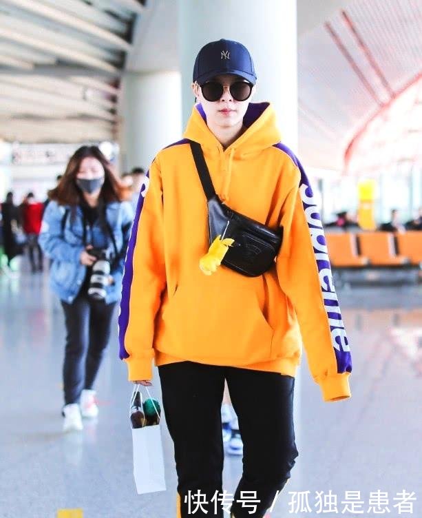杨芸晴身穿橘色卫衣现身机场,搭配黑色运动裤