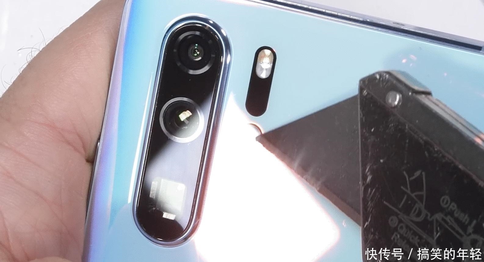华为P30 Pro质量逆天:镜头耐刮机身坚固,用力