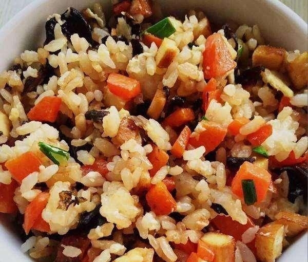 肉片彩色v肉片:菜谱炒做法,胡萝卜木耳蛋炒饭,肉洋葱面条手工的美味图片