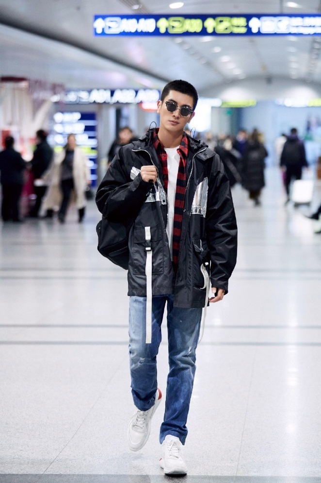 怎样走路才有气质男士 t01be12943145b64104.jpg?size=662x994