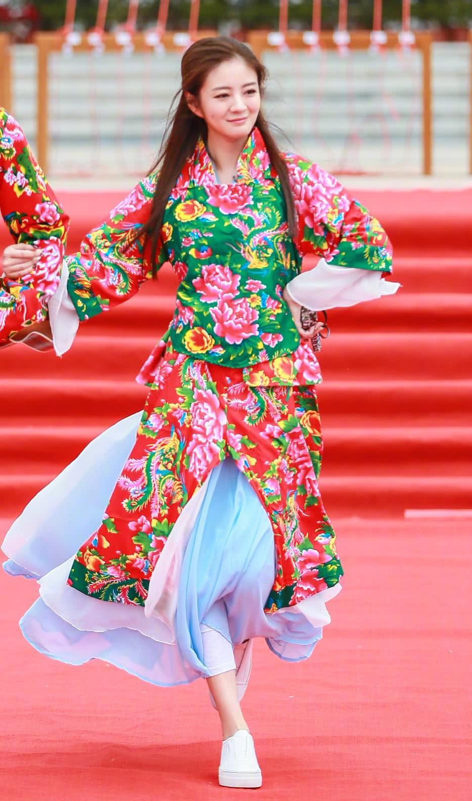 安以轩亮相活动,穿亮片裙秀好身材,网友:被她的