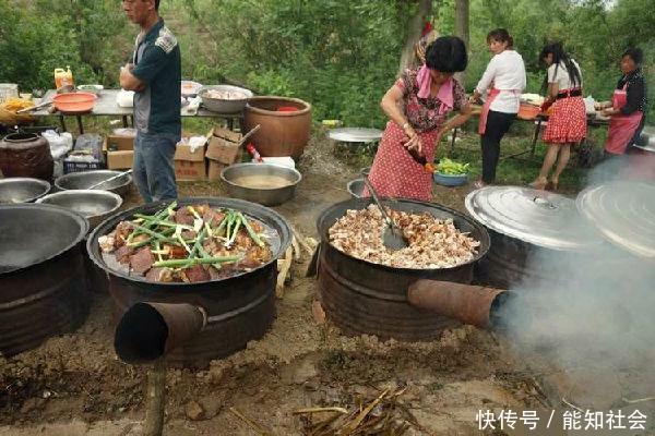 小伙考上大学, 村口支起八口大锅, 一道重菜只