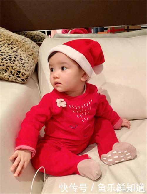 熊黛林圣诞晒双胞胎女儿,姐妹俩颜值差距太大
