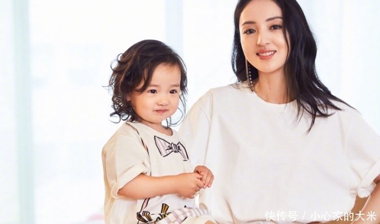 董璇女儿正脸照,天生卷发很像洋娃娃,眉眼神态