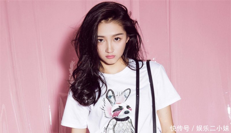 关晓彤晒班级合照,细心网友发现盗版杨颖和舒