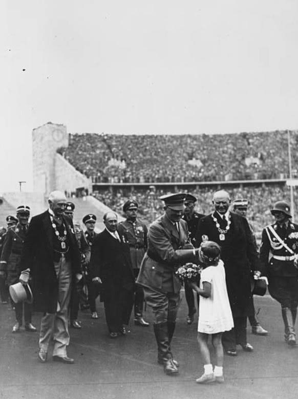 二战前夕的柏林奥运会,希特勒出场致词试图打