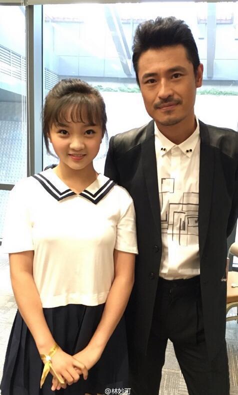 18岁林妙可国外度假晒照片 衣服又被吐槽了