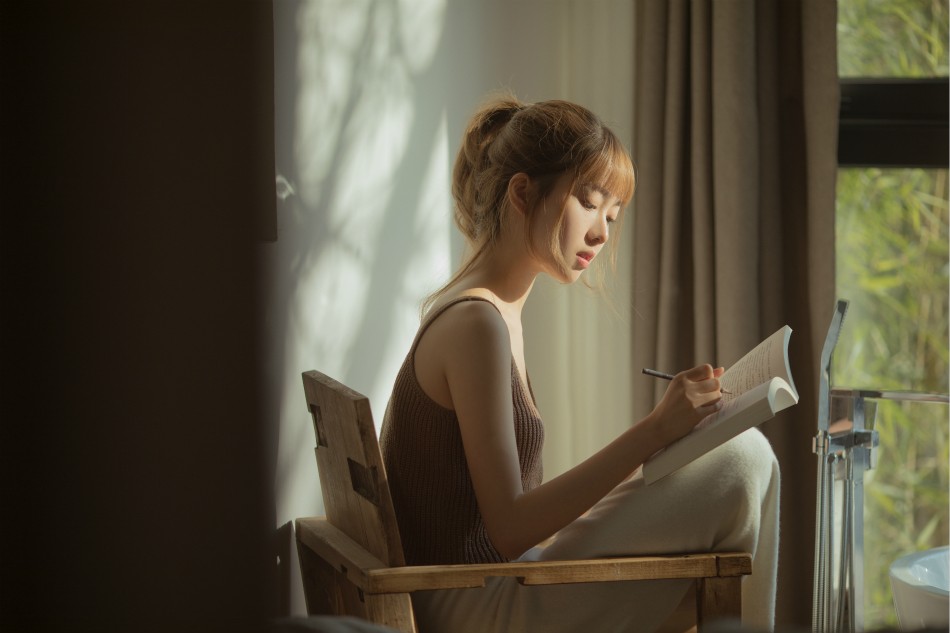 95后小花赵尧珂曝文艺写真治愈系少女定格冬日温暖