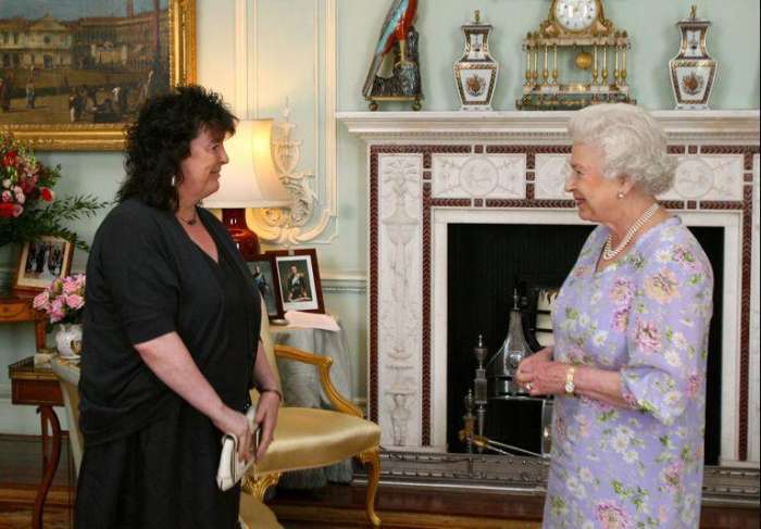 专属英国女王的9个王室特权:出国不用护照、永