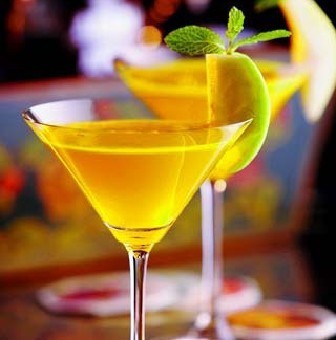 中文别名:尼克罗尼 英文名称:negroni  材料:金酒2盎司,金巴利酒1盎司