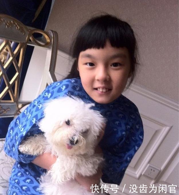 李咏女儿近照曝光,素颜自拍美成这样,网友现实