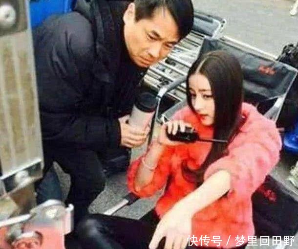 演员片场休息赵丽颖蹲坑,千玺泡脚,杨颖化身