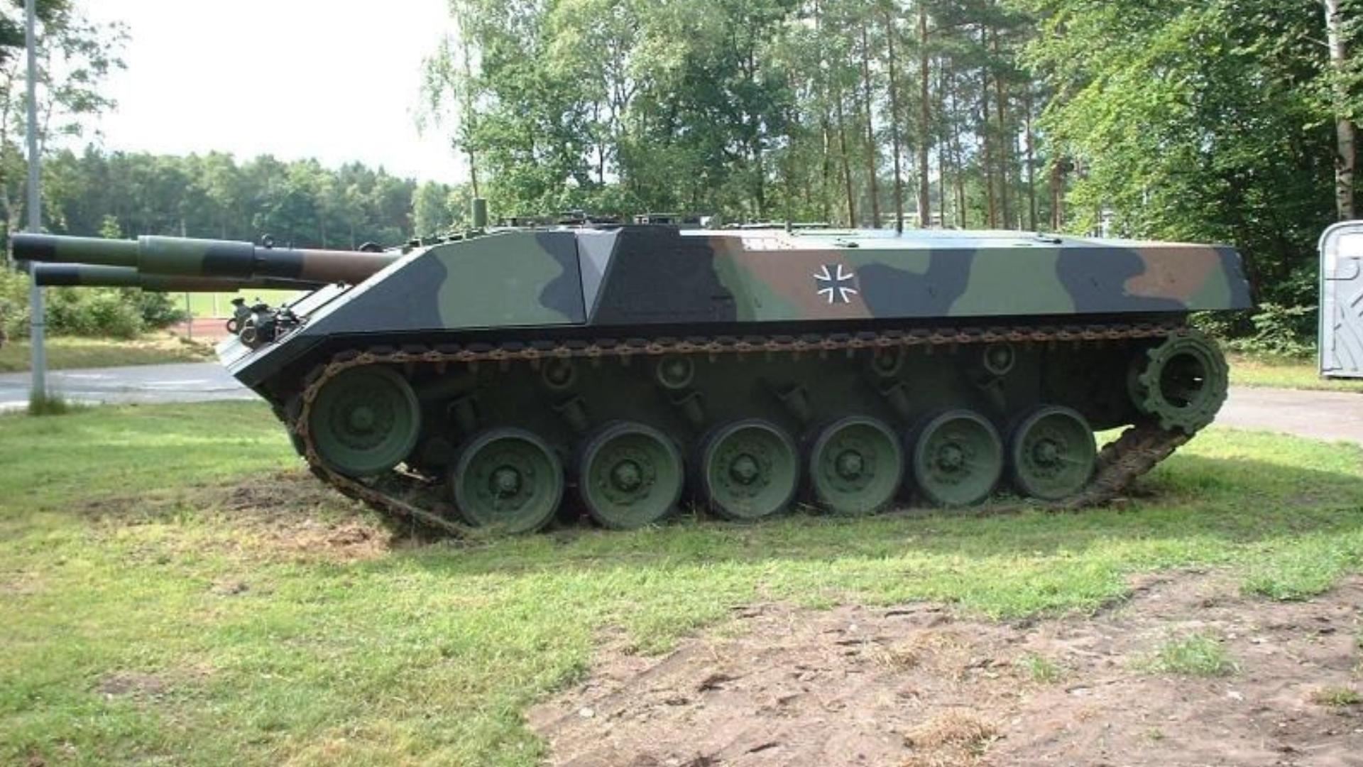 德国无炮塔怪坦克配两门大口径火炮