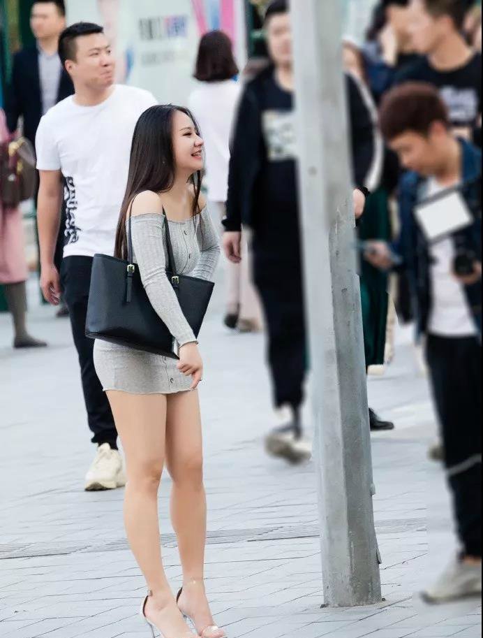 激情街拍姐姐丰腴的小身材,一字肩搭配高跟鞋美女美女跳舞图片