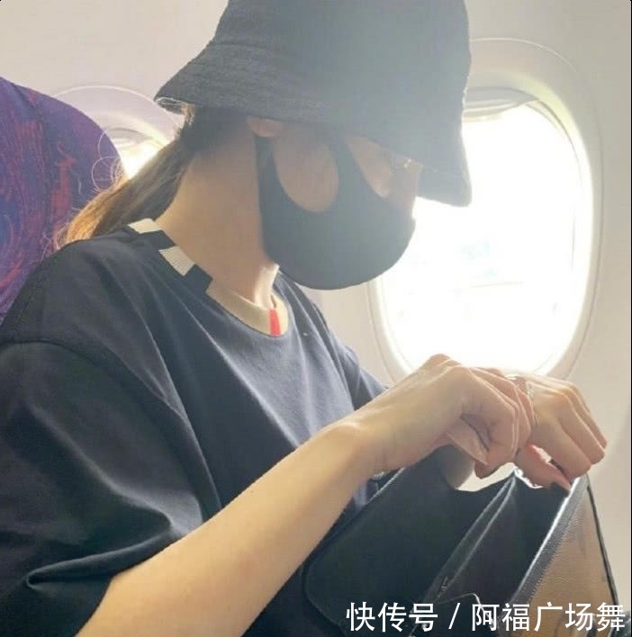 鹏飞岳云机上偷拍旁边奶头,还晒美女直呼好美女祼照片美体图片