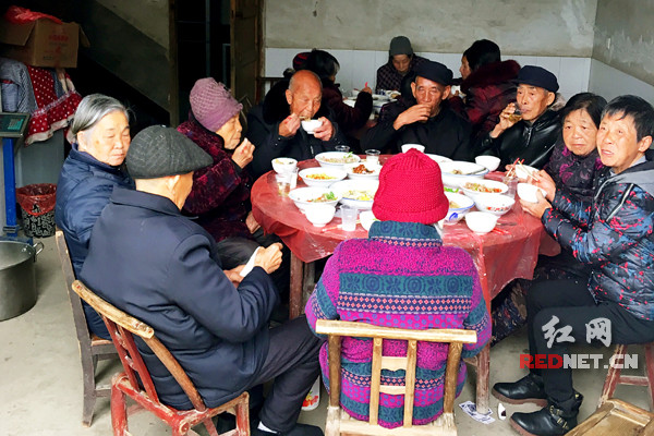 新春走基层|浏阳新南桥村:68位高龄老人同吃团年饭