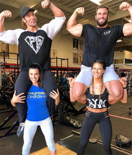 1米9的健身肌肉男，不但野性十足，在巨臂哥面前也能不落下风