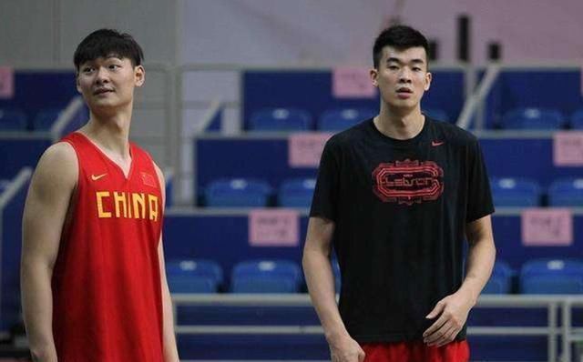 年薪比王哲林低一半!季后赛场均轻松13.4分,曾