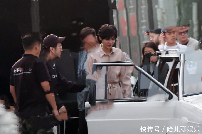 鹿晗生日当天依旧忙工作,获女友关晓彤甜蜜探