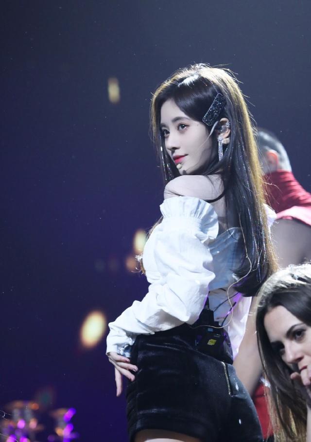 鞠婧祎热舞短裤狂撩粉,却被伴舞抢镜,网友:身材