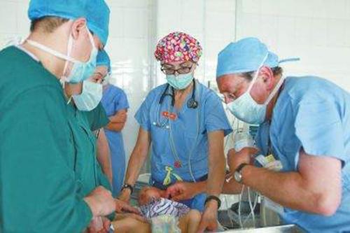 半岁孩子发烧 婆婆在家忙的不亦乐乎 儿媳回来