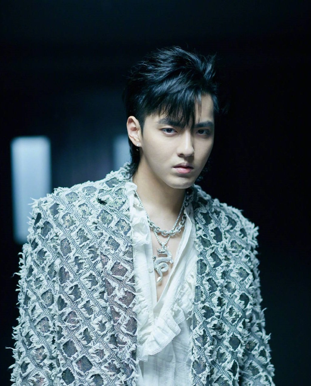 鹿晗和关晓彤一起出席活动,小鹿却只顾着坐前