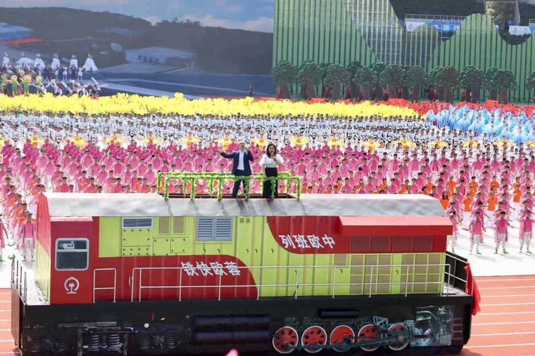歌手平安亮相四川省运动会开幕式 激情献唱主题歌