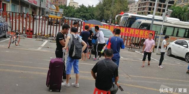 深圳某保安公司用工荒,中秋节不放假,在大街上