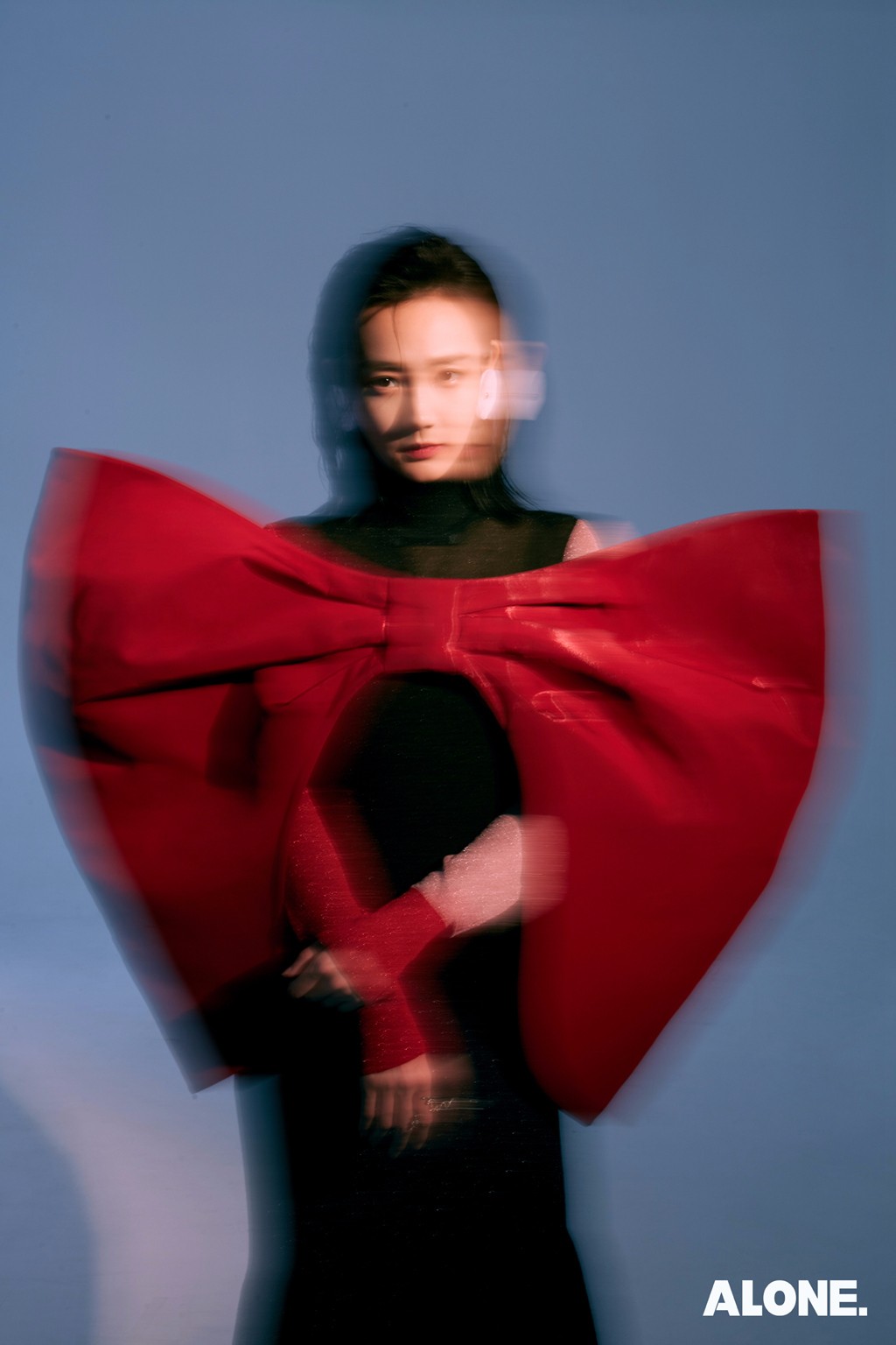 李一桐杂志封面大片 视觉冲击演绎复古时尚